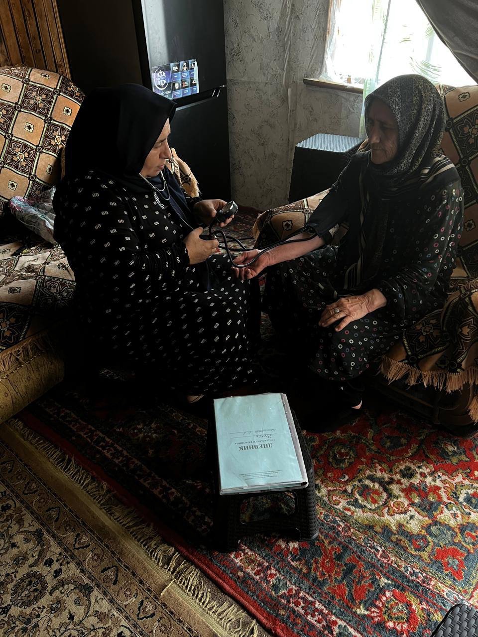 Оказывает социальные услуги  своим подопечным из с.Читли.